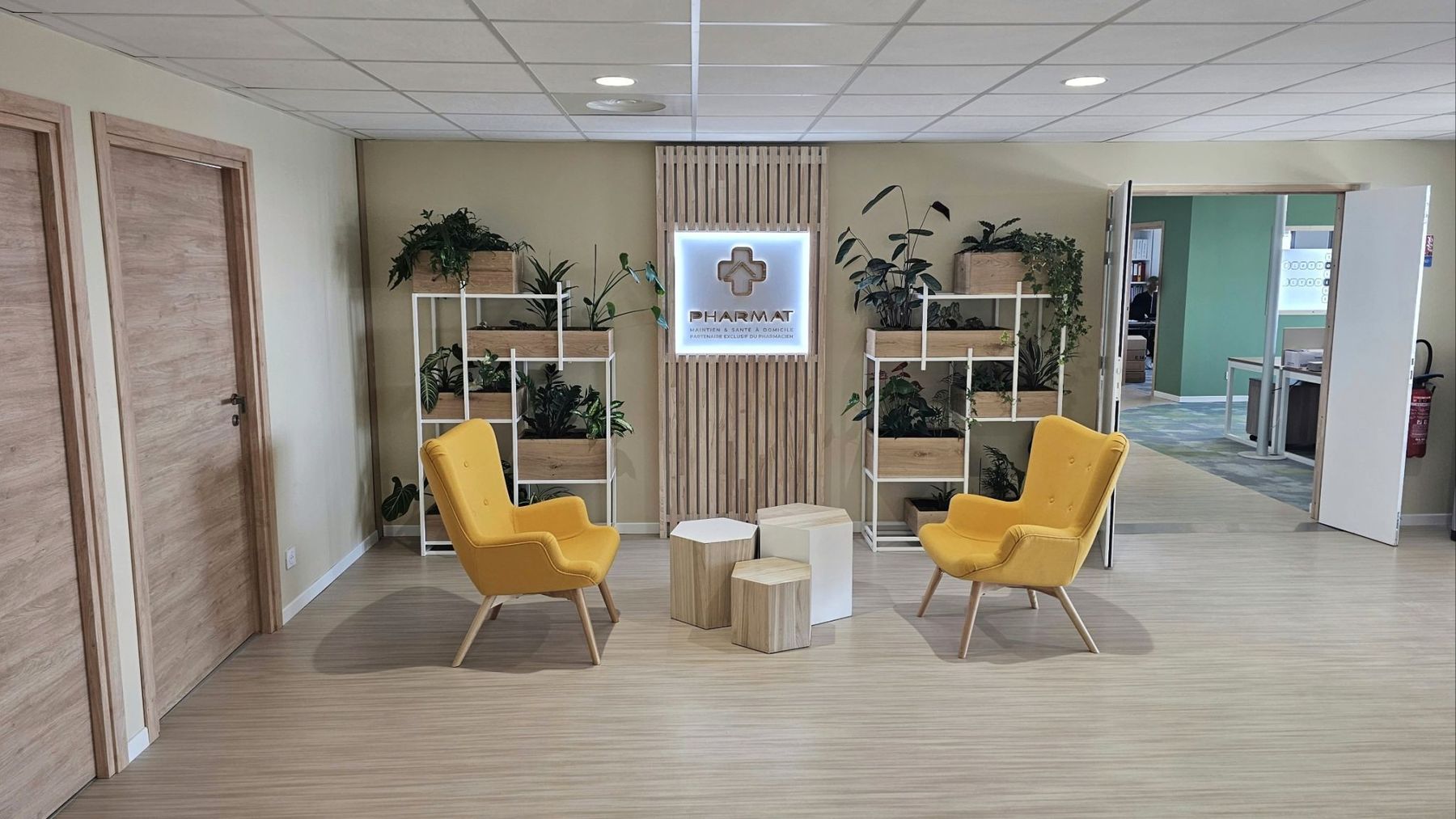 Espace d'accueil Pharmat, claustra bois et étagères végétalisées